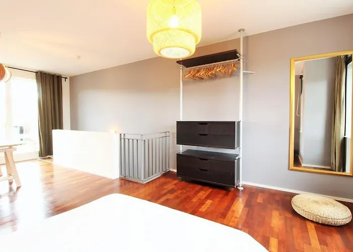 Сasa de vacaciones Townhouse With Garden, Terrace & Balcony *